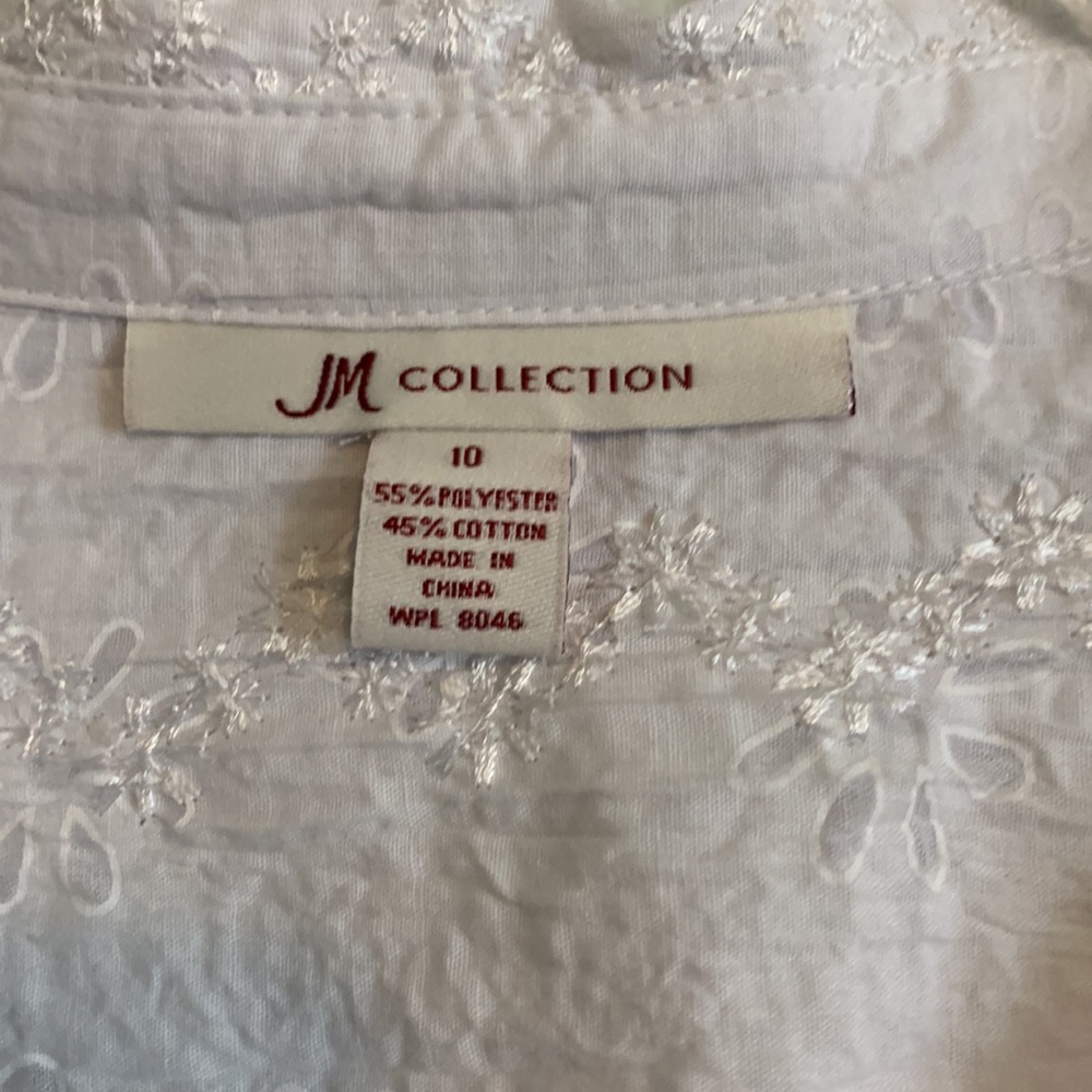 White blouse. - Picture 5 of 7